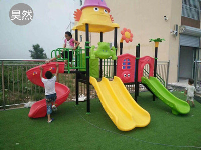 山西太原幼兒園安裝兒童滑梯現(xiàn)場(chǎng)